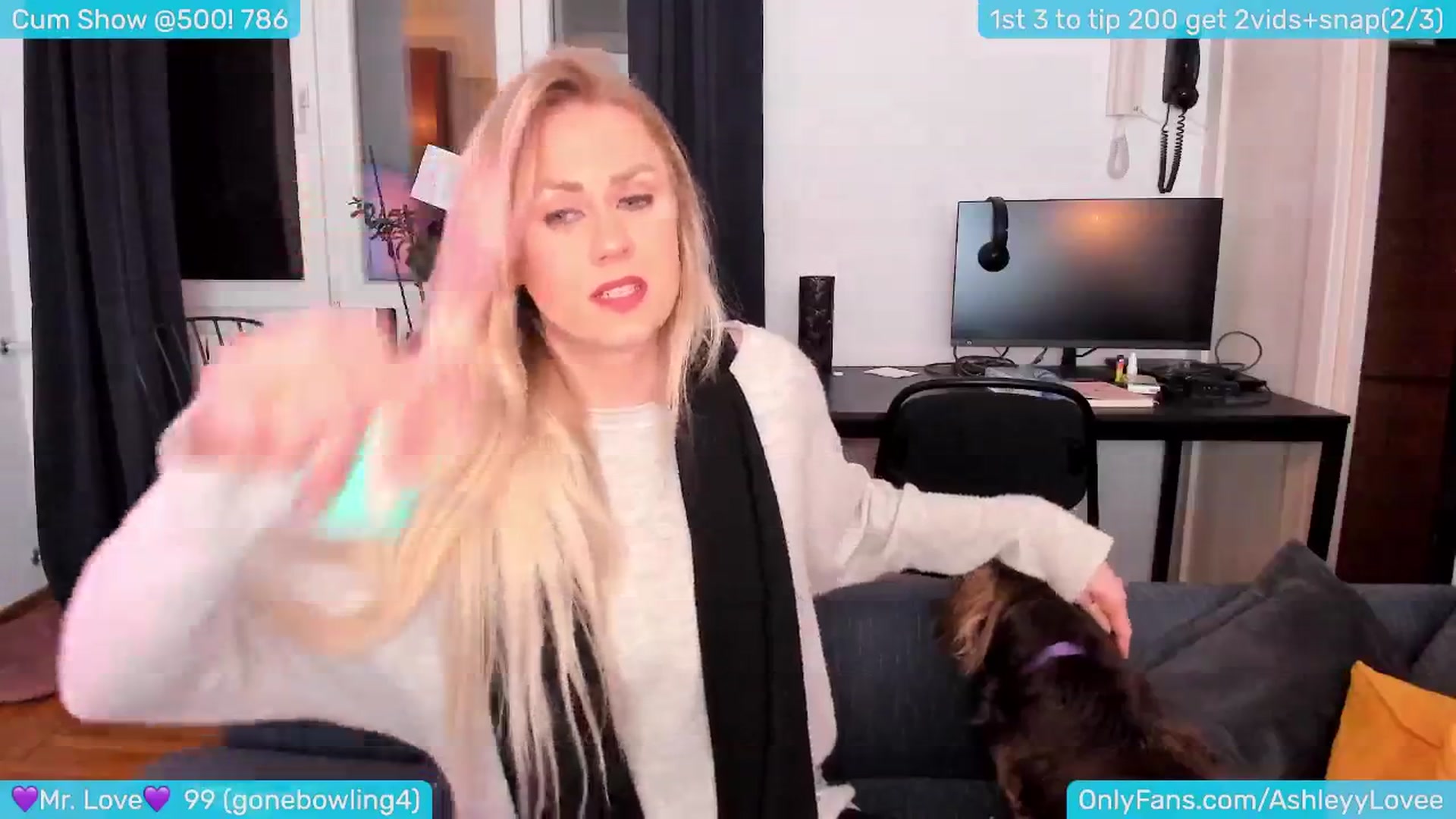 Gallery image thumbnail from AshleyLove's myfreecams stream on, 04/17/2024, 22:22 image 4 of 20