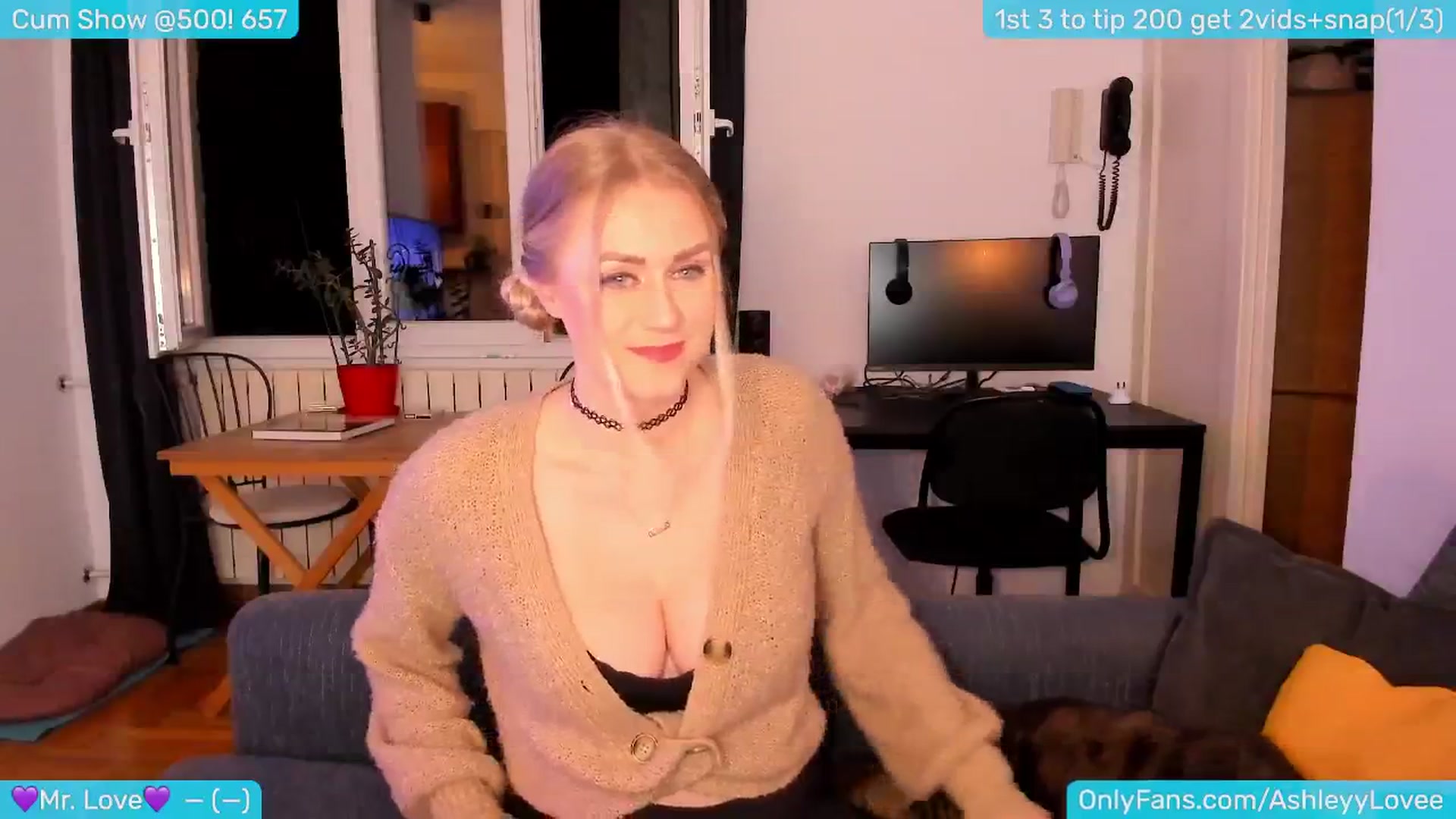 Gallery image thumbnail from AshleyLove's myfreecams stream on, 04/27/2024, 22:21 image 16 of 20