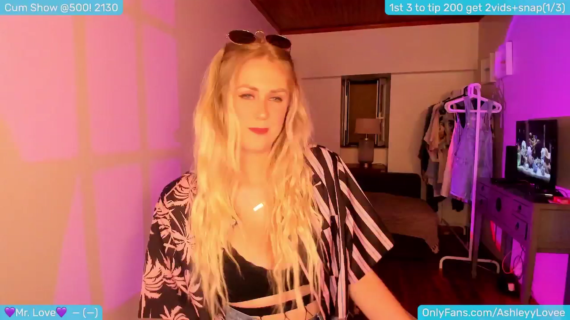 Gallery image thumbnail from AshleyLove's myfreecams stream on, 05/19/2024, 21:29 image 2 of 20