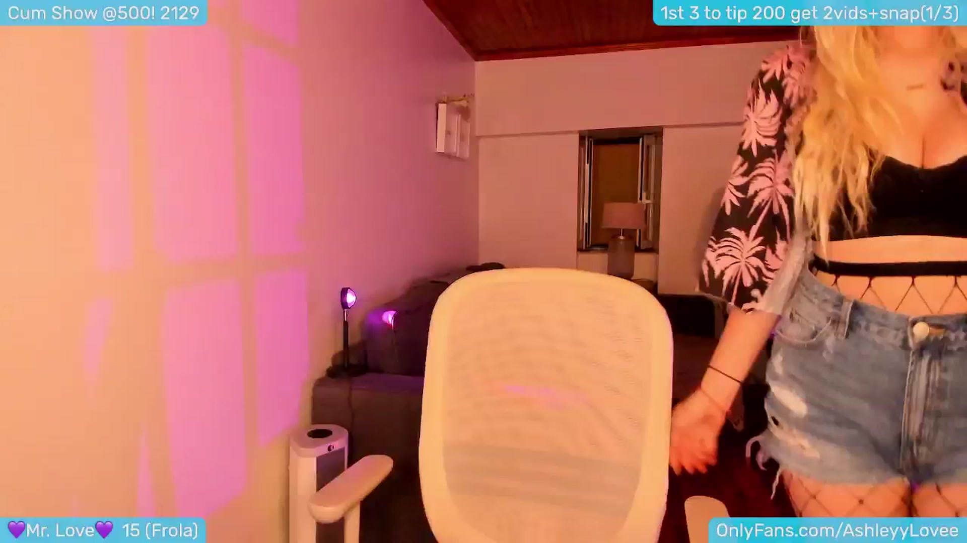 Gallery image thumbnail from AshleyLove's myfreecams stream on, 05/19/2024, 21:29 image 12 of 20