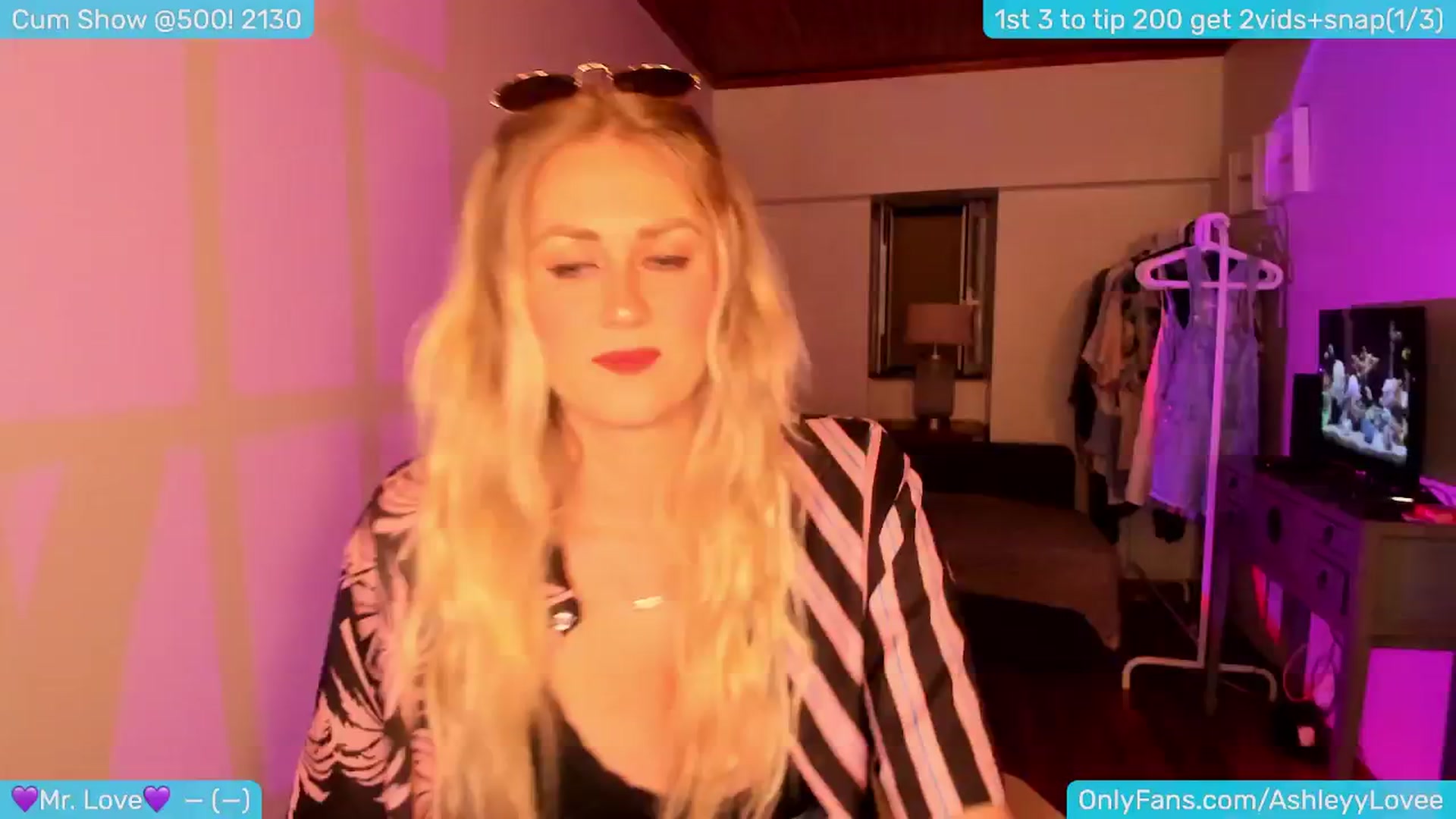 Gallery image thumbnail from AshleyLove's myfreecams stream on, 05/19/2024, 21:29 image 6 of 20