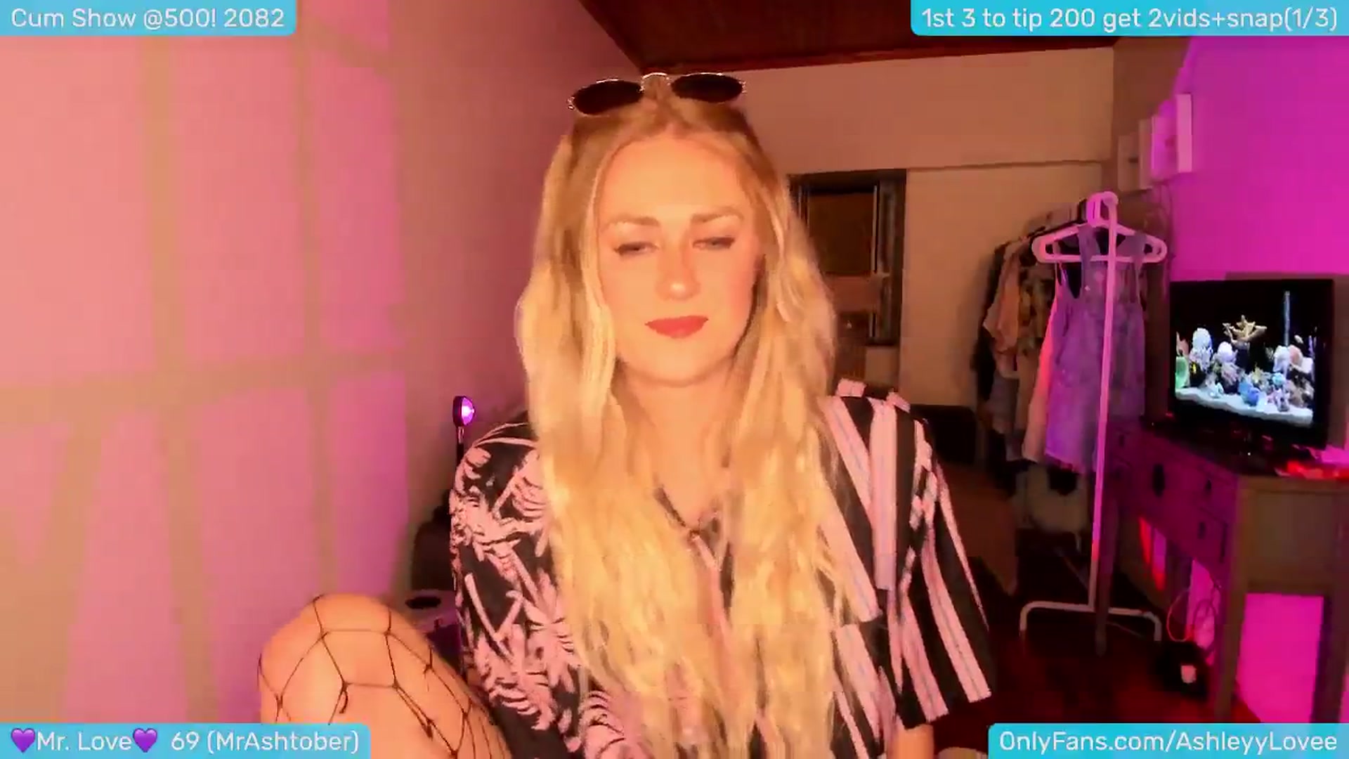Gallery image thumbnail from AshleyLove's myfreecams stream on, 05/19/2024, 22:01 image 17 of 20