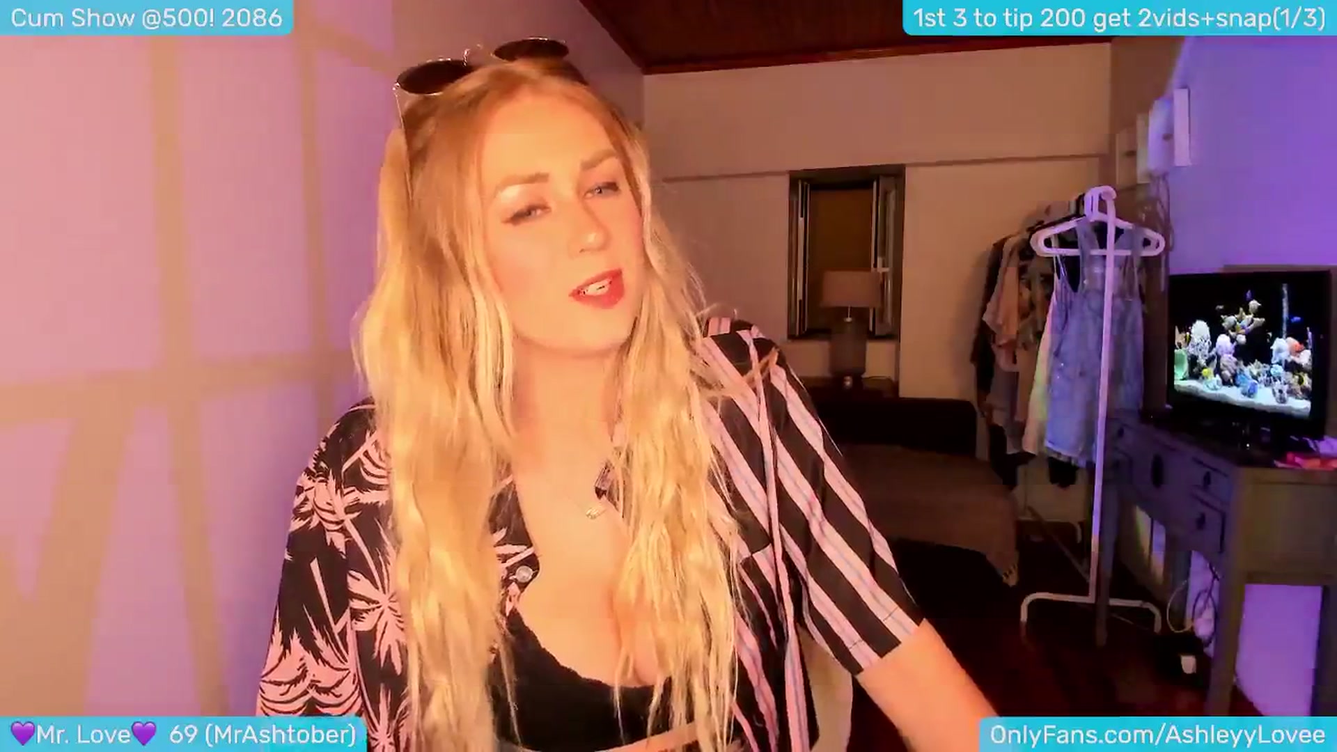 Gallery image thumbnail from AshleyLove's myfreecams stream on, 05/19/2024, 22:01 image 6 of 20