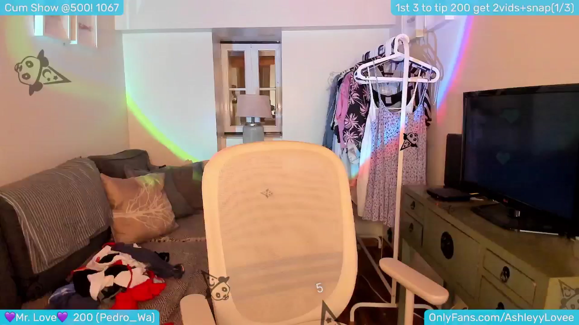 Gallery image thumbnail from AshleyLove's myfreecams stream on, 05/22/2024, 24:25 image 1 of 20