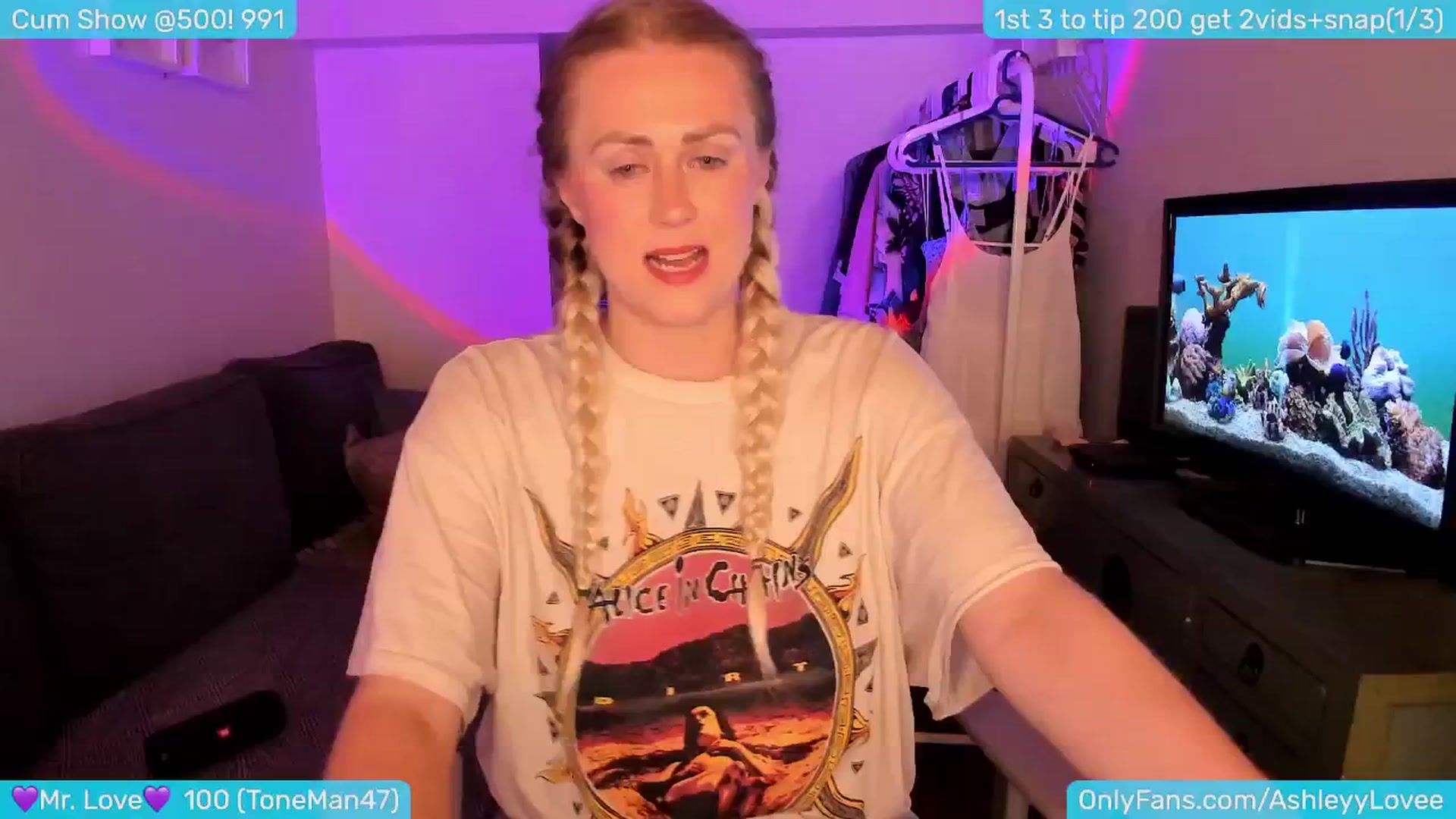 Gallery image thumbnail from AshleyLove's myfreecams stream on, 05/25/2024, 24:11 image 7 of 20