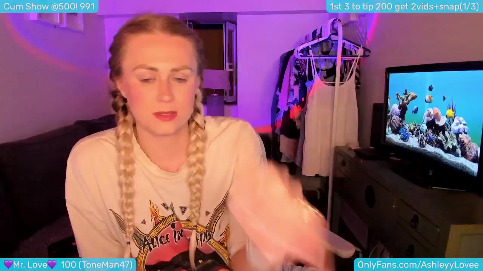 Gallery image thumbnail from AshleyLove's myfreecams stream on, 05/25/2024, 24:11 image 8 of 20