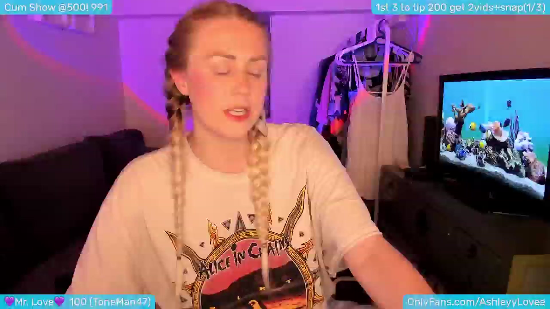 Gallery image thumbnail from AshleyLove's myfreecams stream on, 05/25/2024, 24:11 image 6 of 20