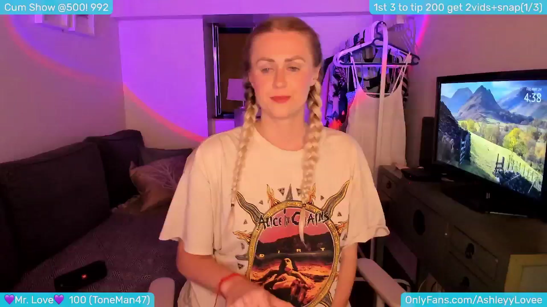 Gallery image thumbnail from AshleyLove's myfreecams stream on, 05/25/2024, 24:11 image 12 of 20
