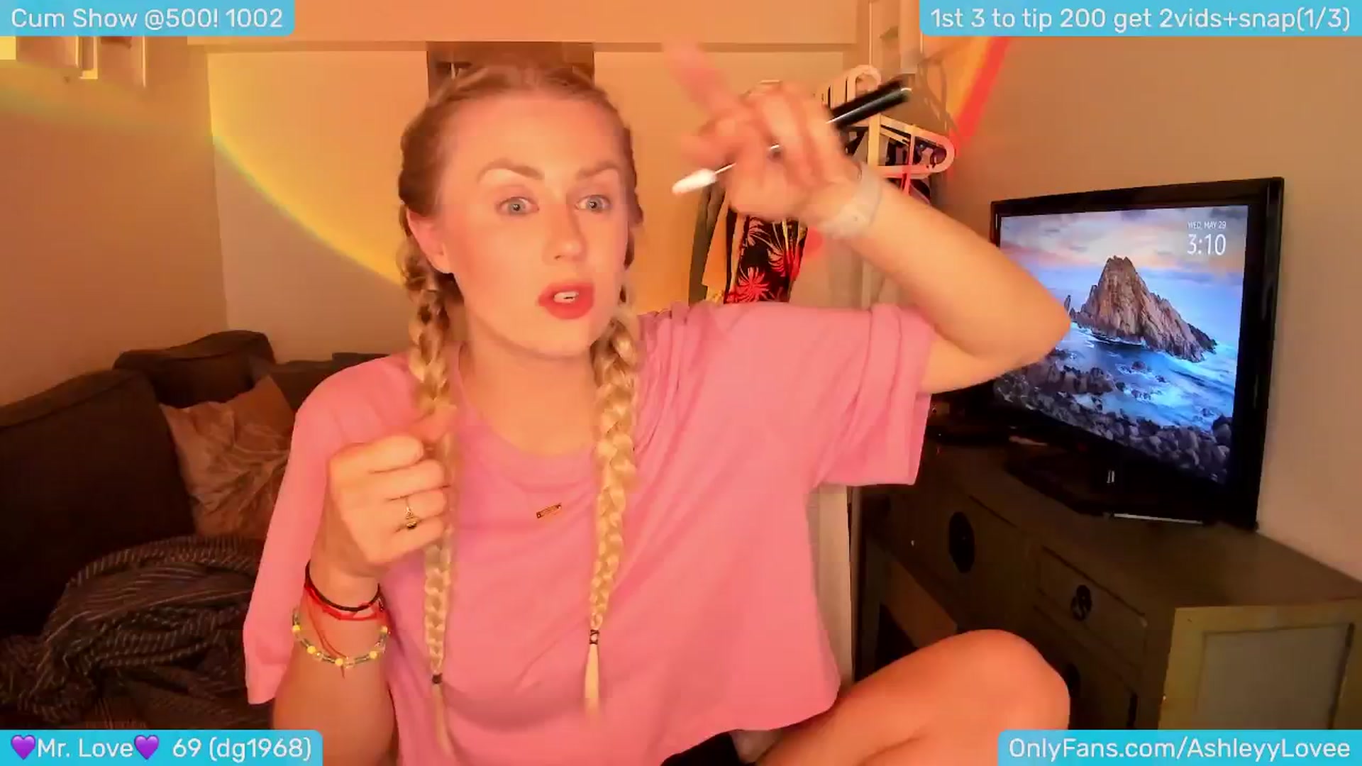 Gallery image thumbnail from AshleyLove's myfreecams stream on, 05/29/2024, 23:07 image 2 of 20