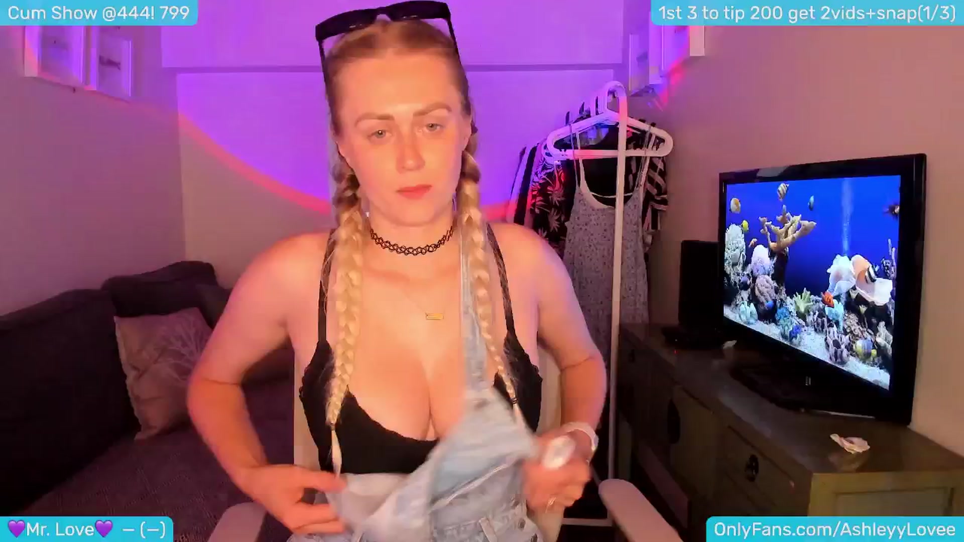 Gallery image thumbnail from AshleyLove's myfreecams stream on, 06/05/2024, 20:02 image 17 of 20