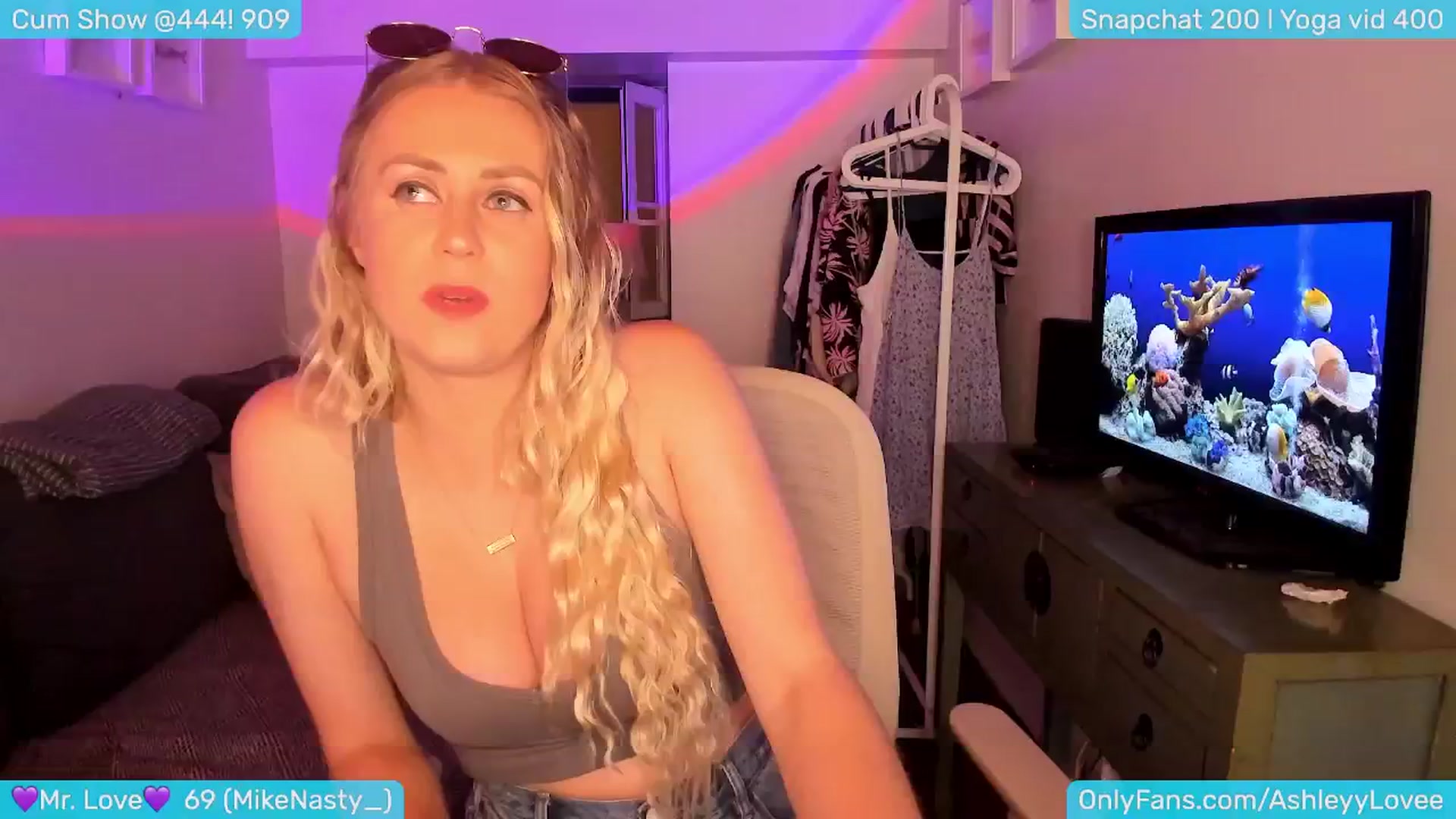 Gallery image thumbnail from AshleyLove's myfreecams stream on, 06/07/2024, 01:37 image 1 of 20