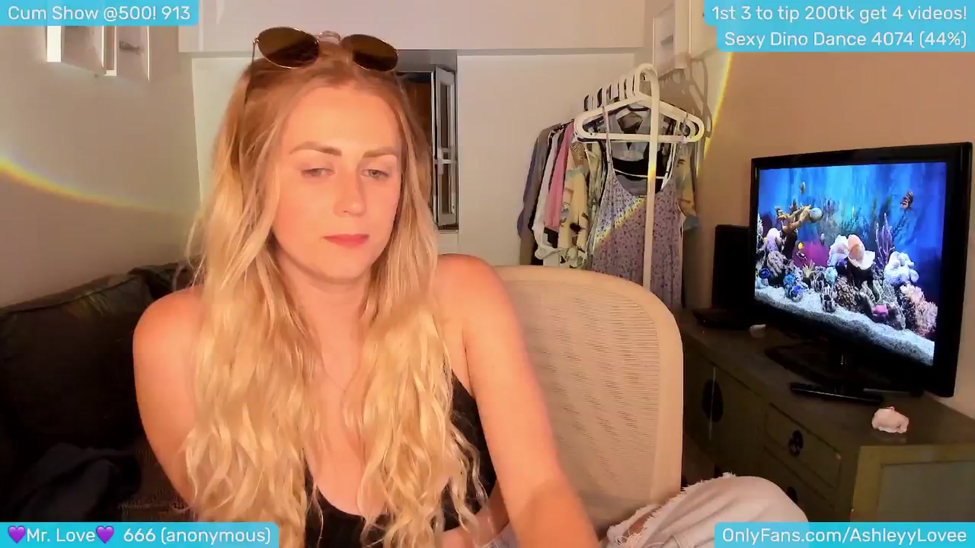 Gallery image thumbnail from AshleyLove's myfreecams stream on, 06/18/2024, 24:44 image 16 of 20