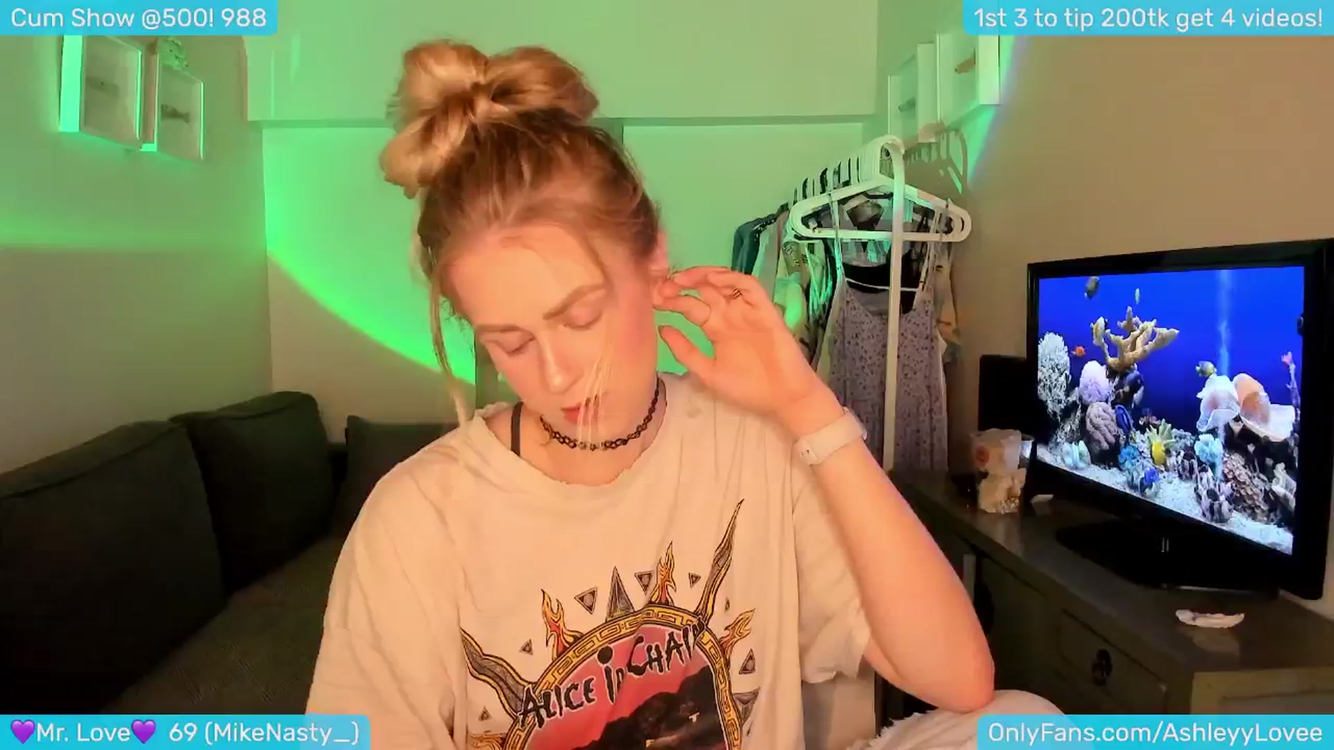 Gallery image thumbnail from AshleyLove's myfreecams stream on, 06/20/2024, 23:06 image 9 of 20