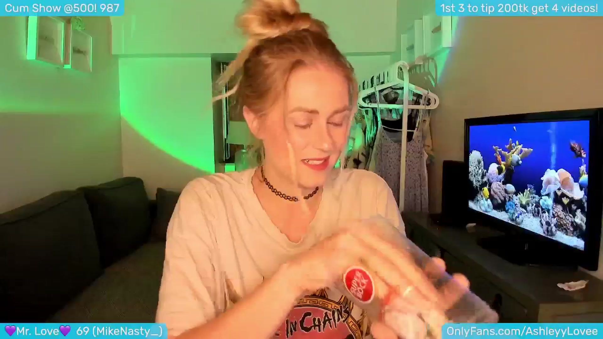 Gallery image thumbnail from AshleyLove's myfreecams stream on, 06/20/2024, 23:06 image 3 of 20