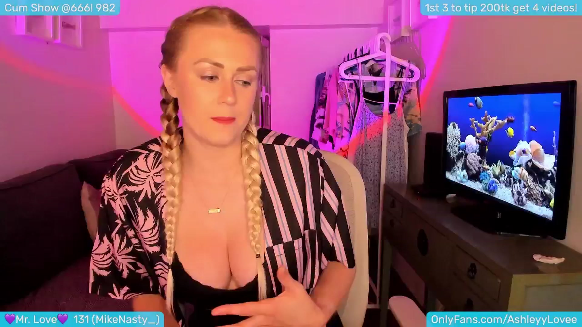 Gallery image thumbnail from AshleyLove's myfreecams stream on, 06/22/2024, 02:10 image 4 of 20