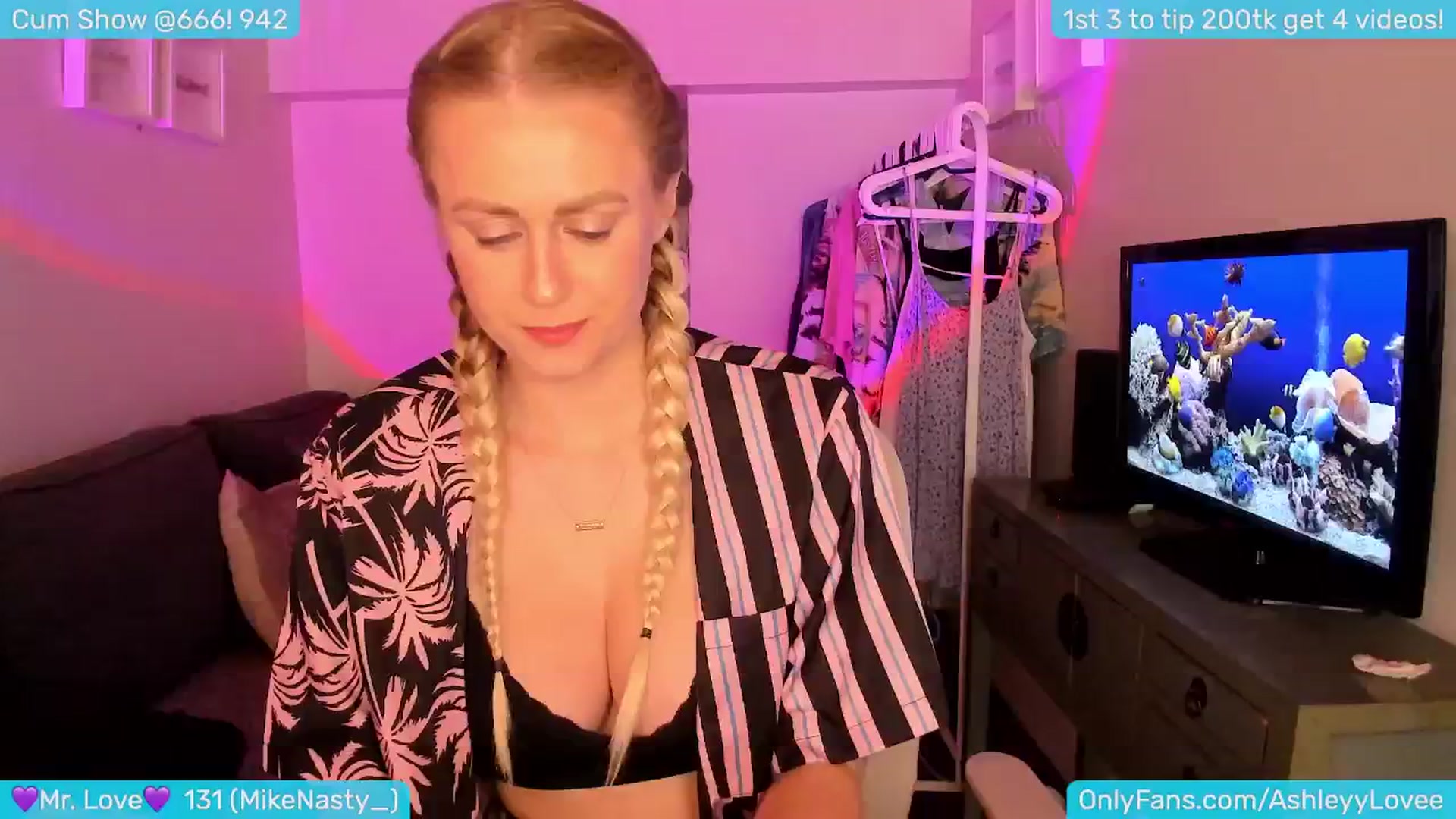 Gallery image thumbnail from AshleyLove's myfreecams stream on, 06/22/2024, 02:10 image 14 of 20