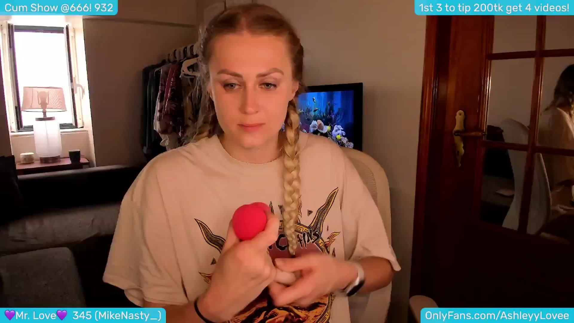 Gallery image thumbnail from AshleyLove's myfreecams stream on, 06/22/2024, 17:02 image 12 of 20