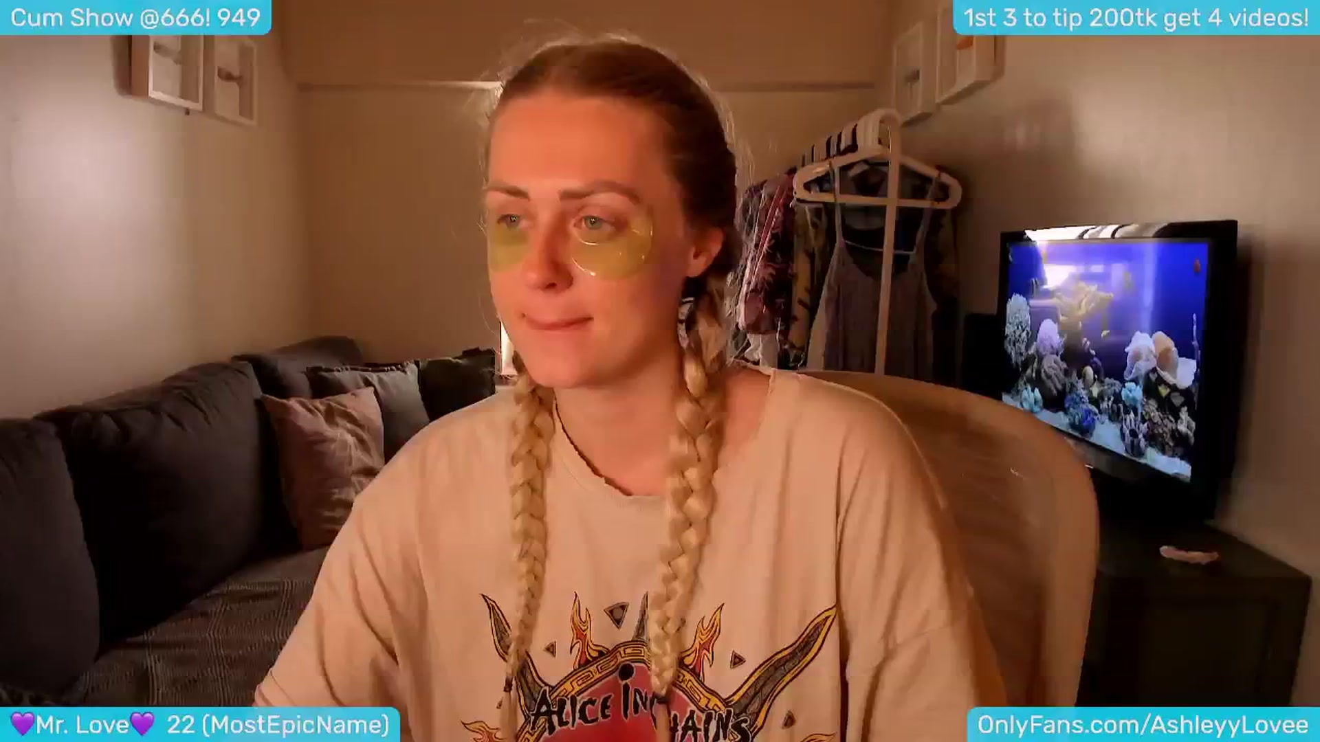 Gallery image thumbnail from AshleyLove's myfreecams stream on, 06/22/2024, 17:02 image 3 of 20