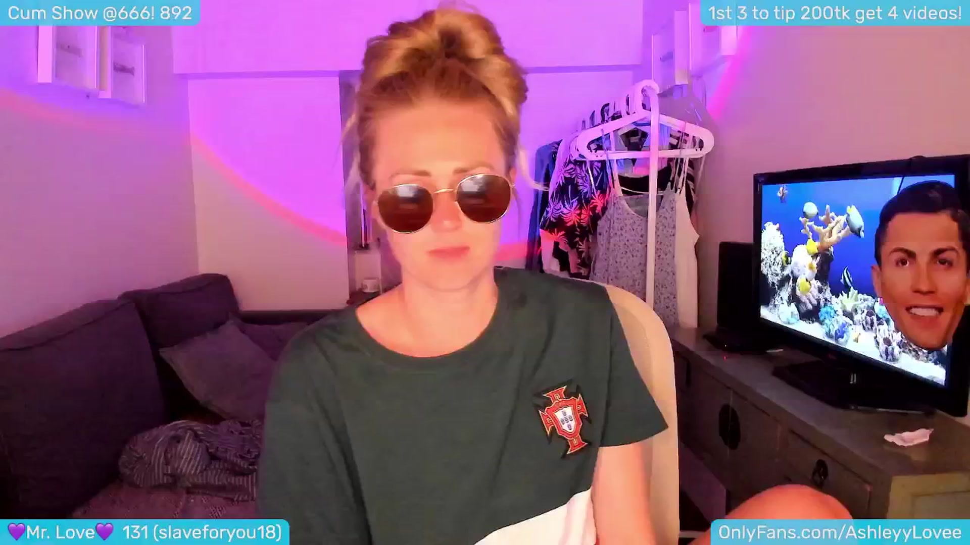 Gallery image thumbnail from AshleyLove's myfreecams stream on, 06/26/2024, 24:05 image 18 of 20