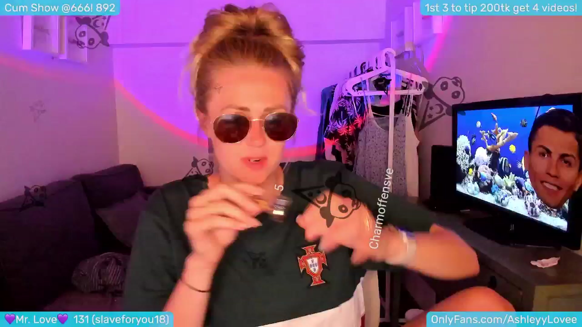 Gallery image thumbnail from AshleyLove's myfreecams stream on, 06/26/2024, 24:05 image 17 of 20