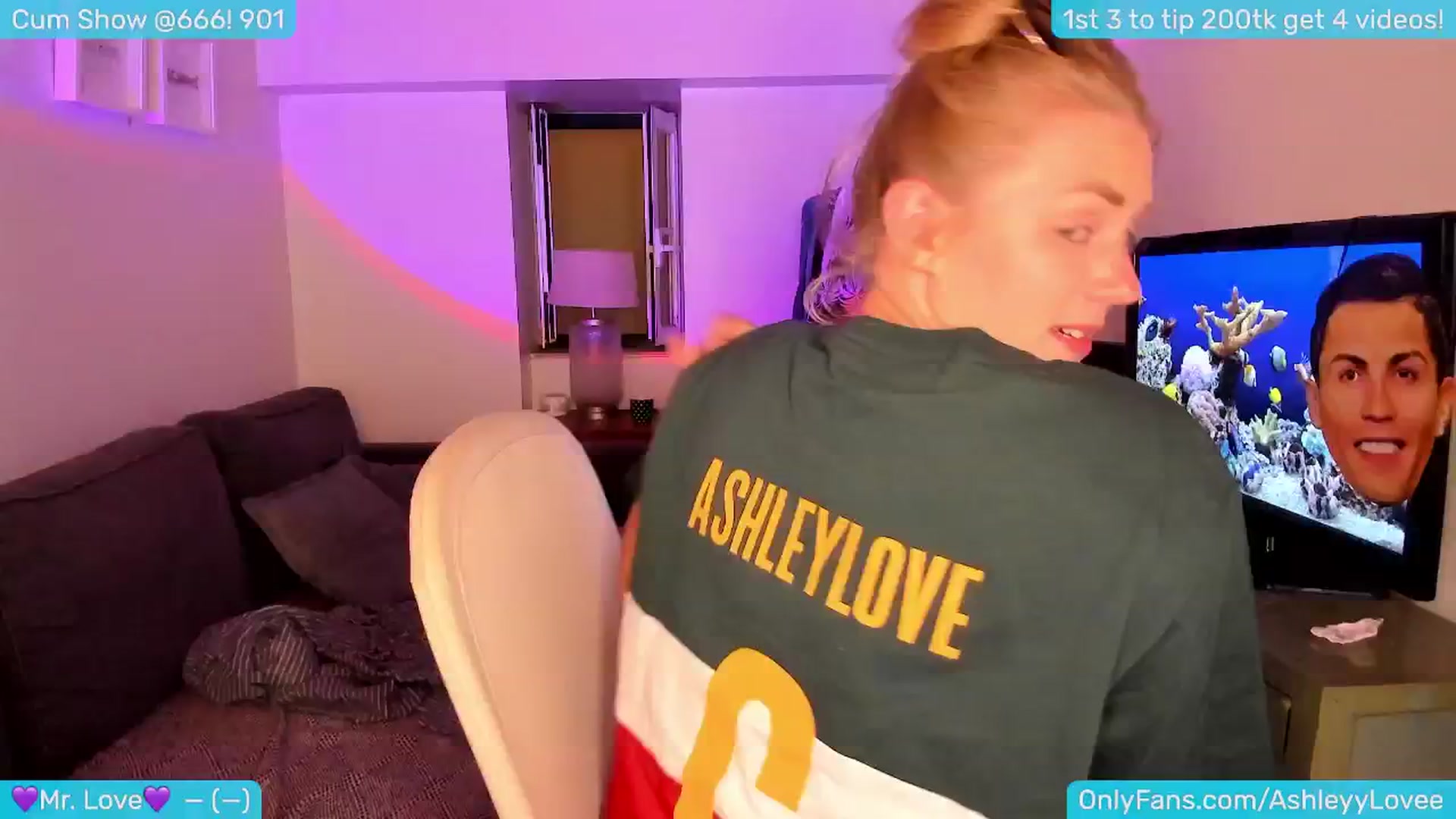 Gallery image thumbnail from AshleyLove's myfreecams stream on, 06/26/2024, 24:05 image 1 of 20