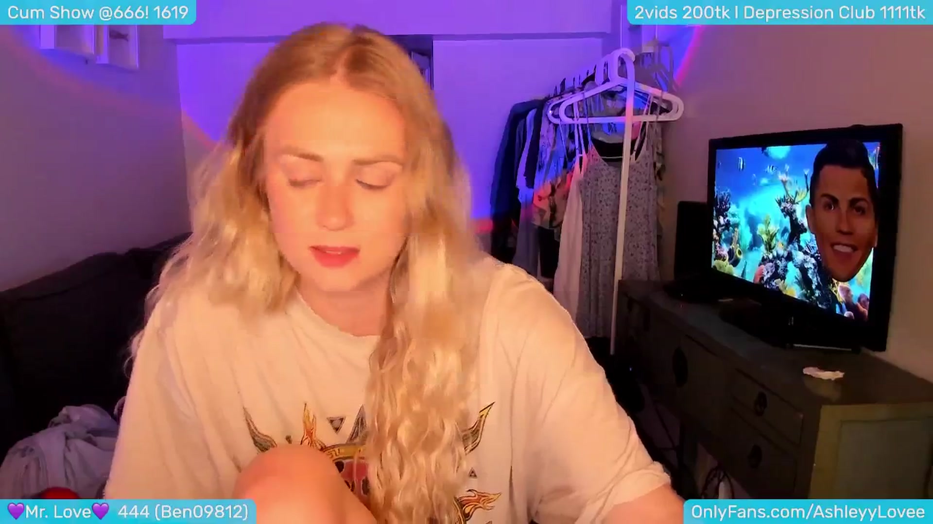 Gallery image thumbnail from AshleyLove's myfreecams stream on, 07/09/2024, 24:02 image 15 of 20