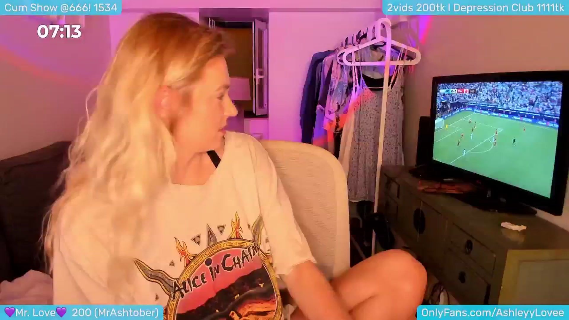 Gallery image thumbnail from AshleyLove's myfreecams stream on, 07/10/2024, 24:21 image 6 of 20