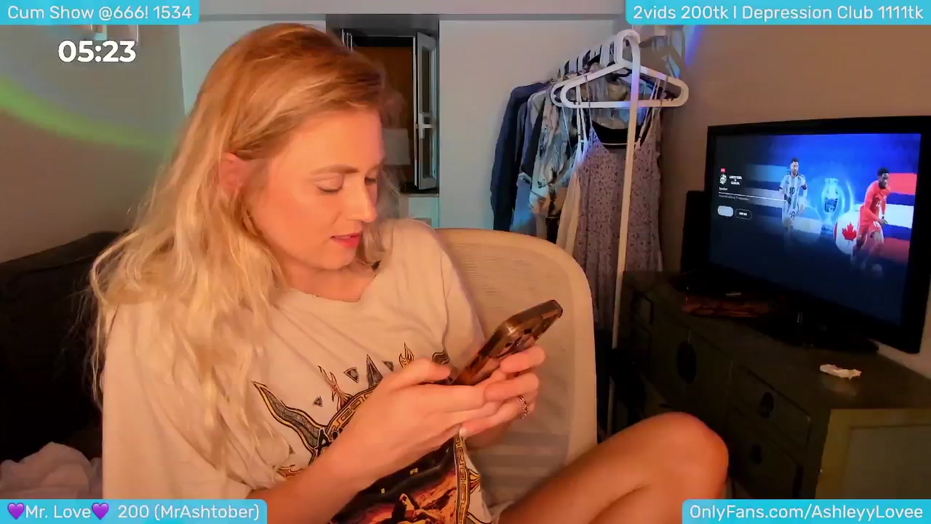 Gallery image thumbnail from AshleyLove's myfreecams stream on, 07/10/2024, 24:21 image 8 of 20