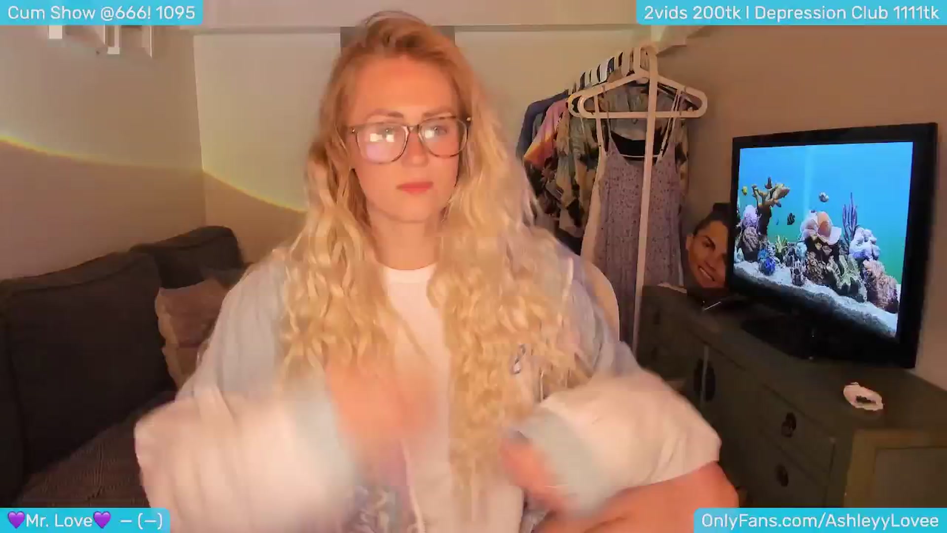 Gallery image thumbnail from AshleyLove's myfreecams stream on, 07/13/2024, 23:10 image 1 of 20