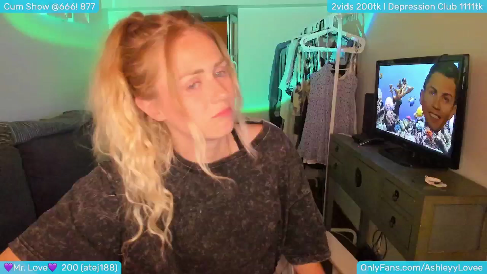 Gallery image thumbnail from AshleyLove's myfreecams stream on, 07/19/2024, 24:51 image 4 of 20