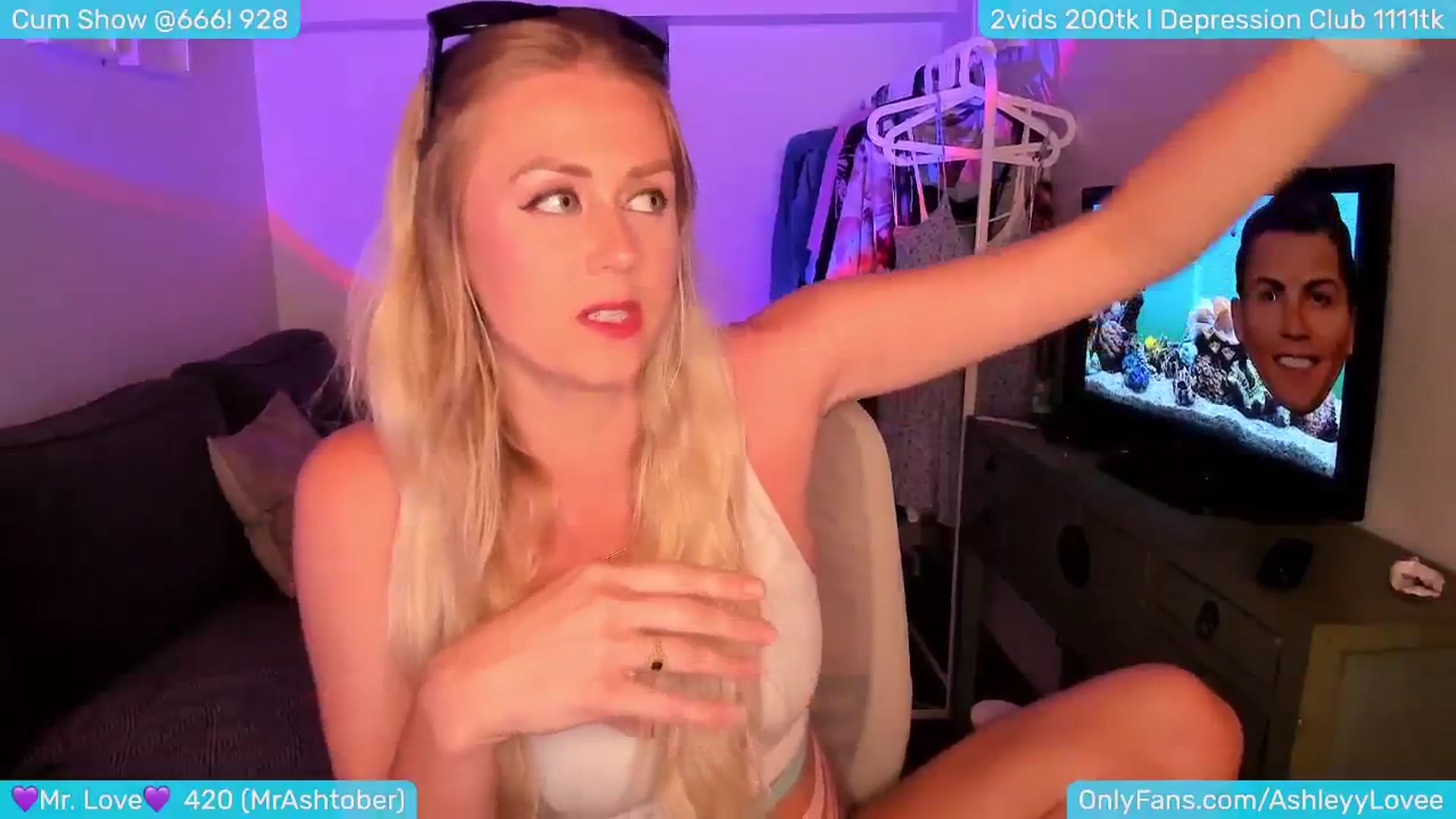 Gallery image thumbnail from AshleyLove's myfreecams stream on, 07/25/2024, 22:50 image 4 of 20