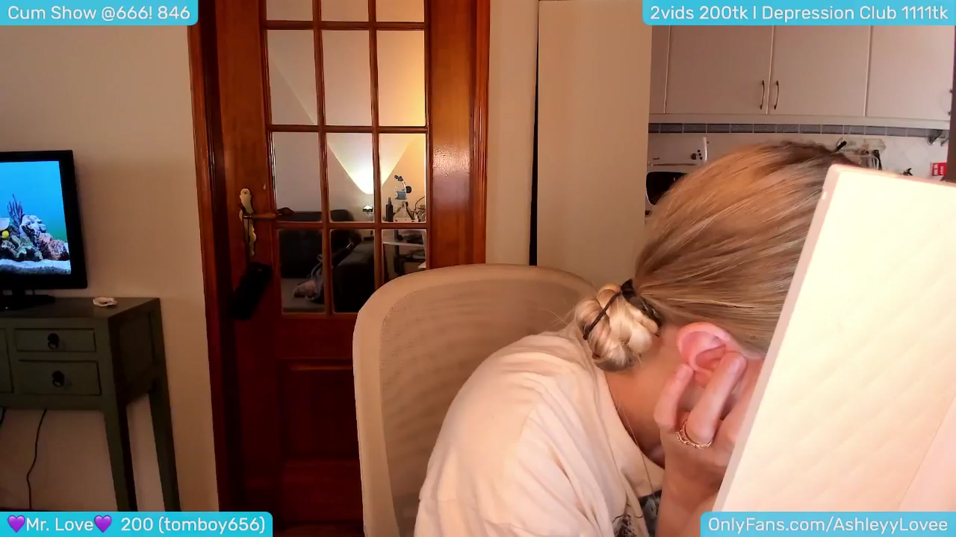 Gallery image thumbnail from AshleyLove's myfreecams stream on, 07/26/2024, 14:40 image 5 of 20