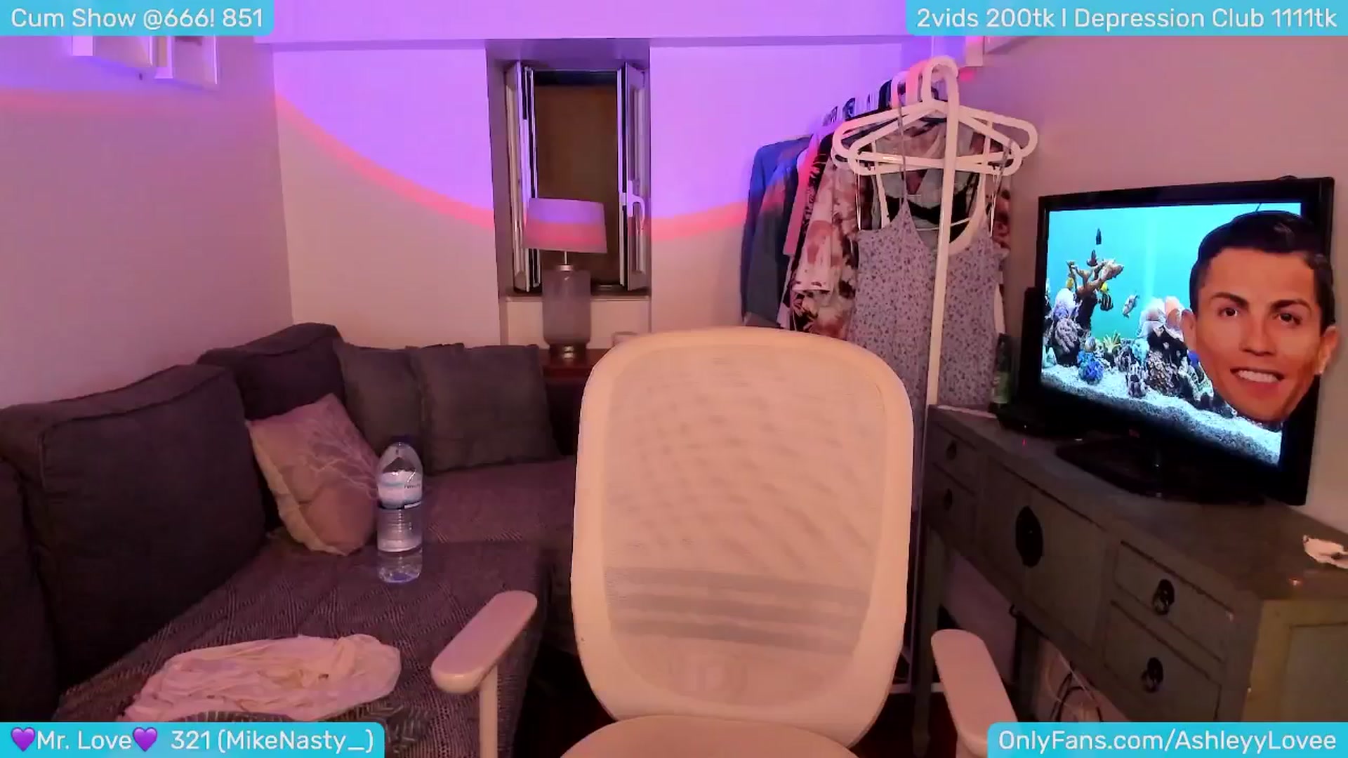 Gallery image thumbnail from AshleyLove's myfreecams stream on, 07/28/2024, 24:19 image 6 of 20