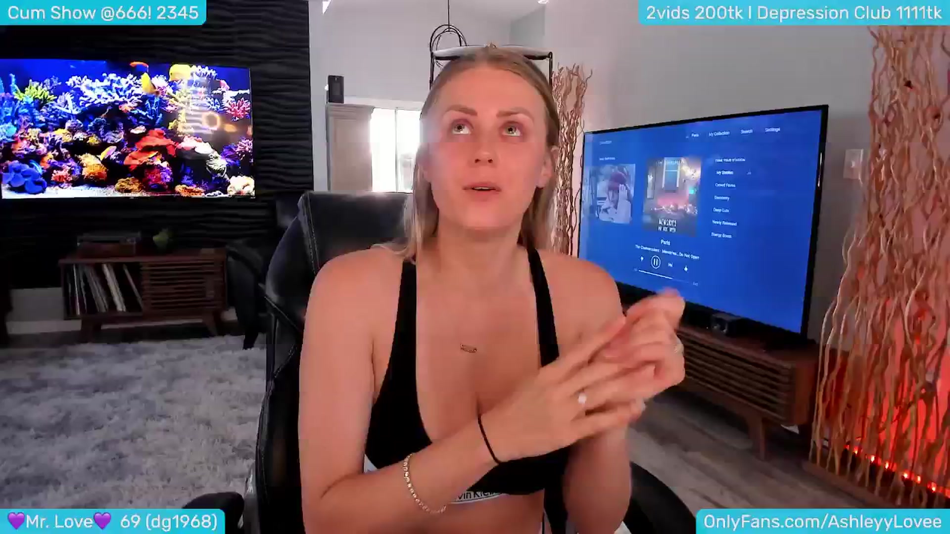 Gallery image thumbnail from AshleyLove's myfreecams stream on, 08/12/2024, 22:49 image 3 of 20