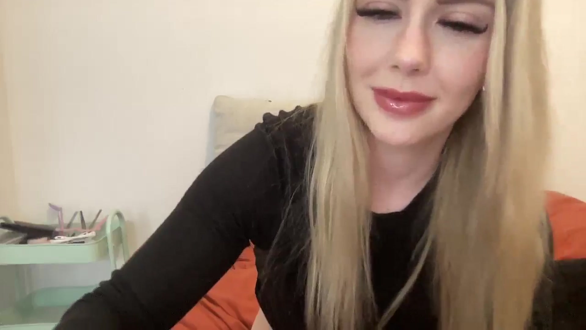 Gallery image thumbnail from AshleyMarina's myfreecams stream on, 11/18/2025, 18:34 image 13 of 20