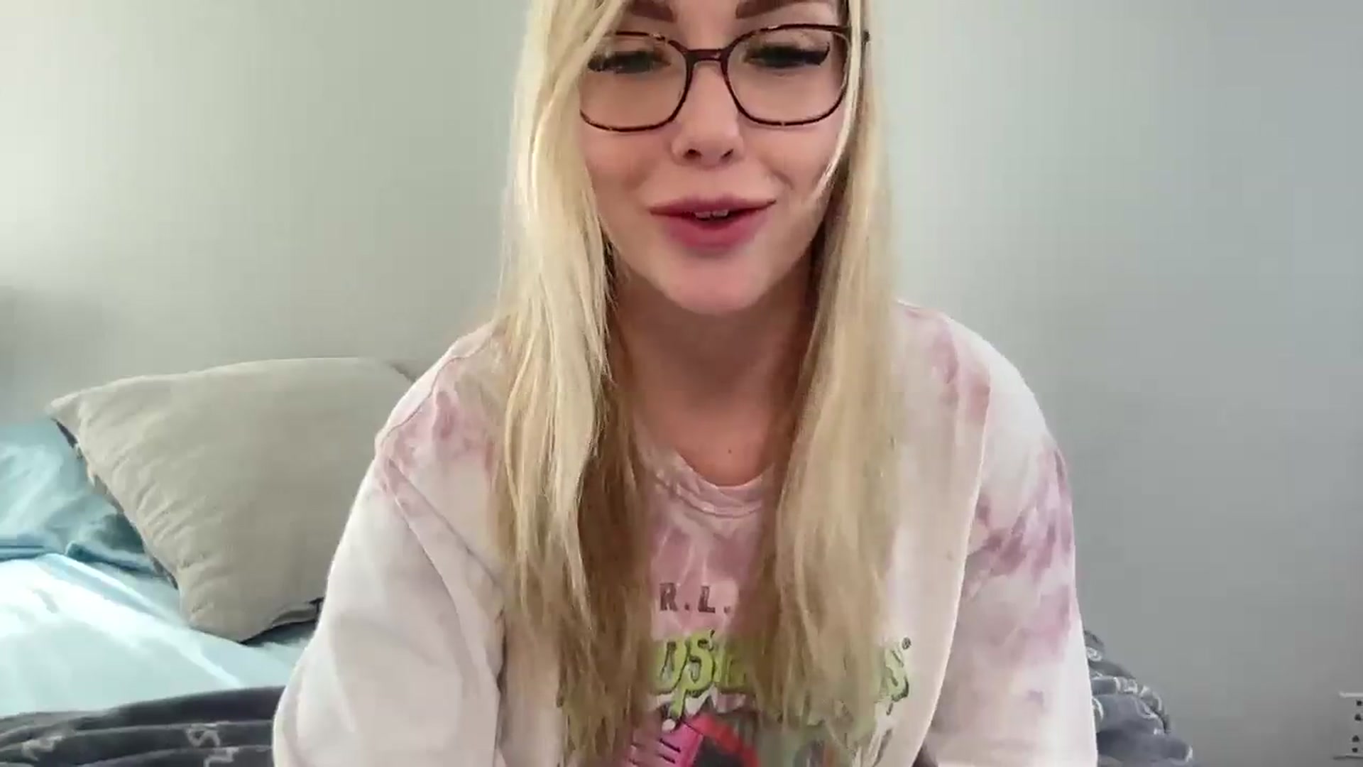 Gallery image thumbnail from AshleyMarina's myfreecams stream on, 04/29/2026, 17:18 image 13 of 20
