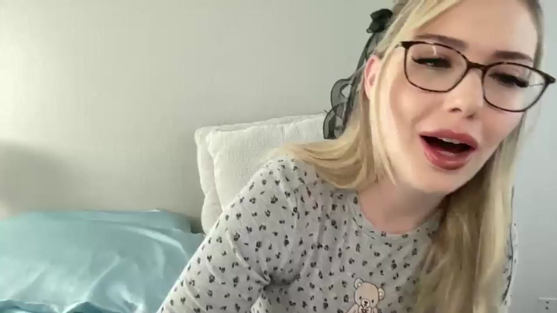 Gallery image thumbnail from AshleyMarina's myfreecams stream on, 04/30/2026, 14:32 image 6 of 20