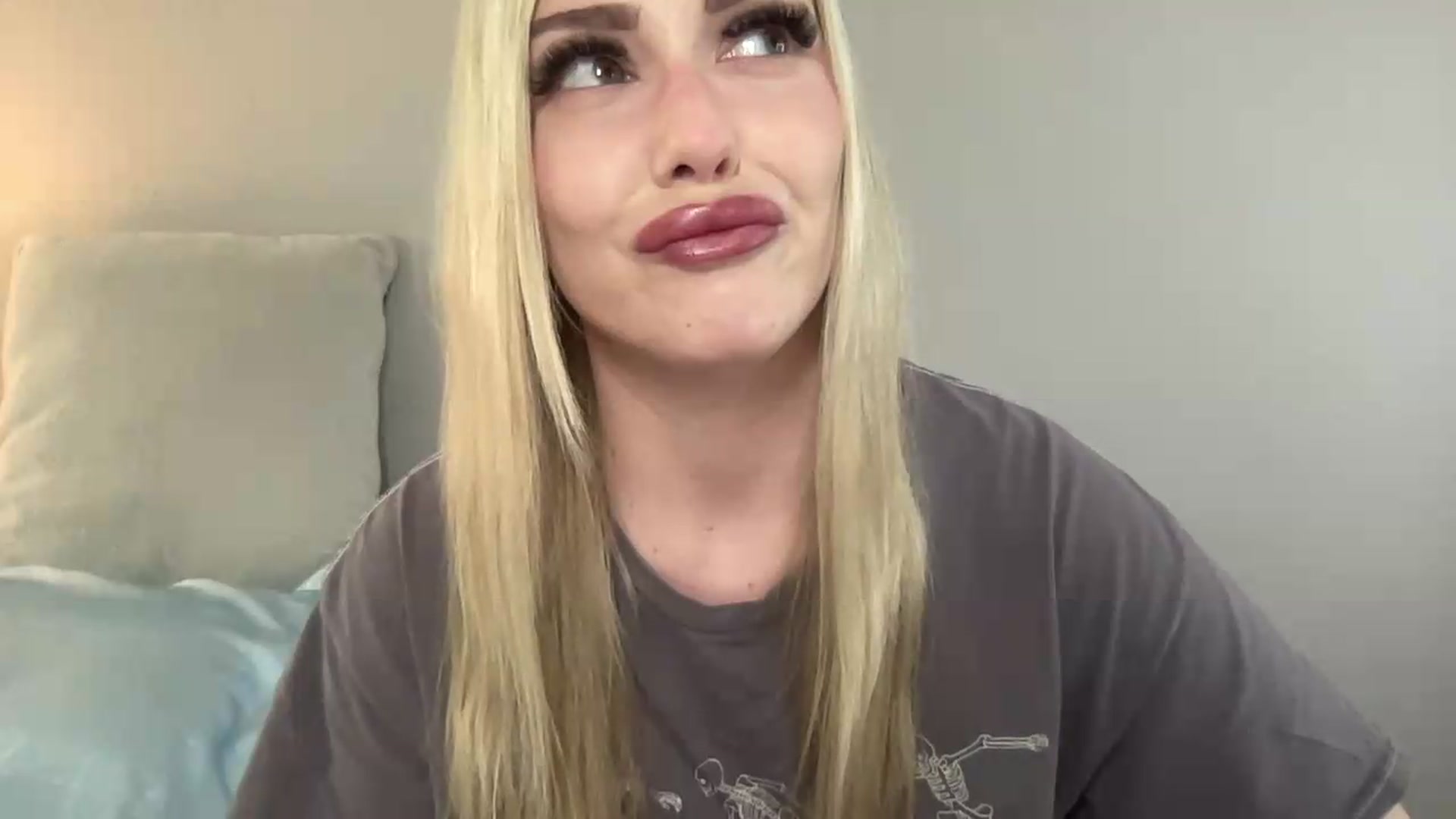 Gallery image thumbnail from AshleyMarina's myfreecams stream on, 05/12/2026, 14:01 image 17 of 20
