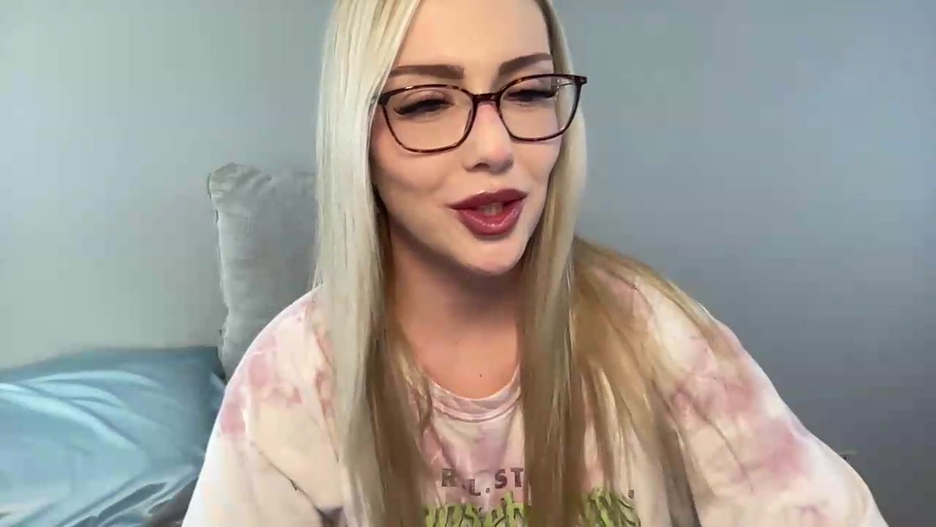 Gallery image thumbnail from AshleyMarina's myfreecams stream on, 05/19/2026, 19:32 image 12 of 20