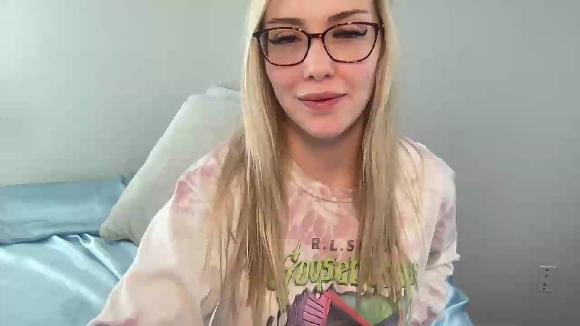 Gallery image thumbnail from AshleyMarina's myfreecams stream on, 05/20/2026, 17:28 image 12 of 20