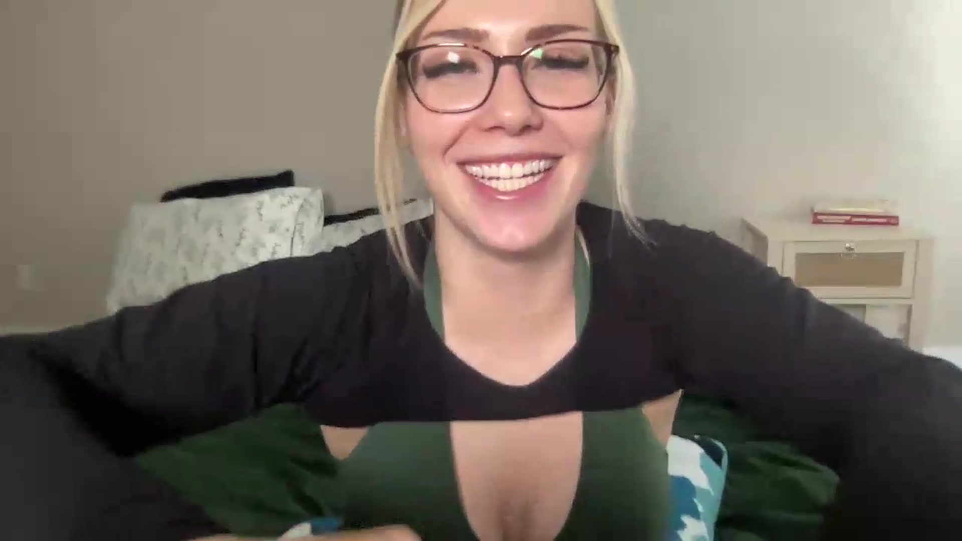 Gallery image thumbnail from AshleyMarina's myfreecams stream on, 09/04/2026, 17:31 image 4 of 20