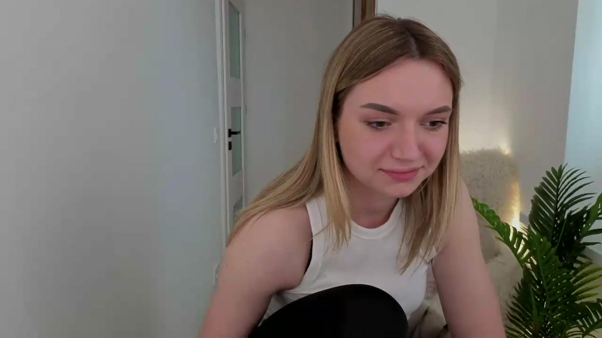 Gallery image thumbnail from AshleyMimi's myfreecams stream on, 05/14/2026, 16:00 image 15 of 20