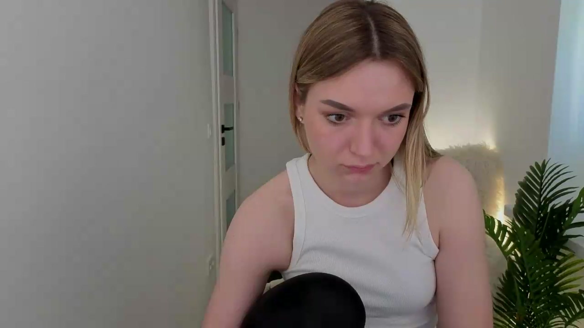 Gallery image thumbnail from AshleyMimi's myfreecams stream on, 05/14/2026, 16:32 image 9 of 20
