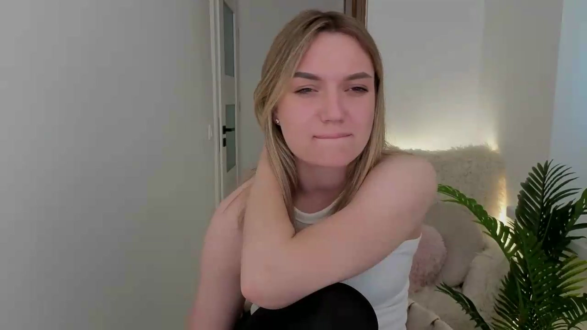 Gallery image thumbnail from AshleyMimi's myfreecams stream on, 05/14/2026, 18:38 image 9 of 20