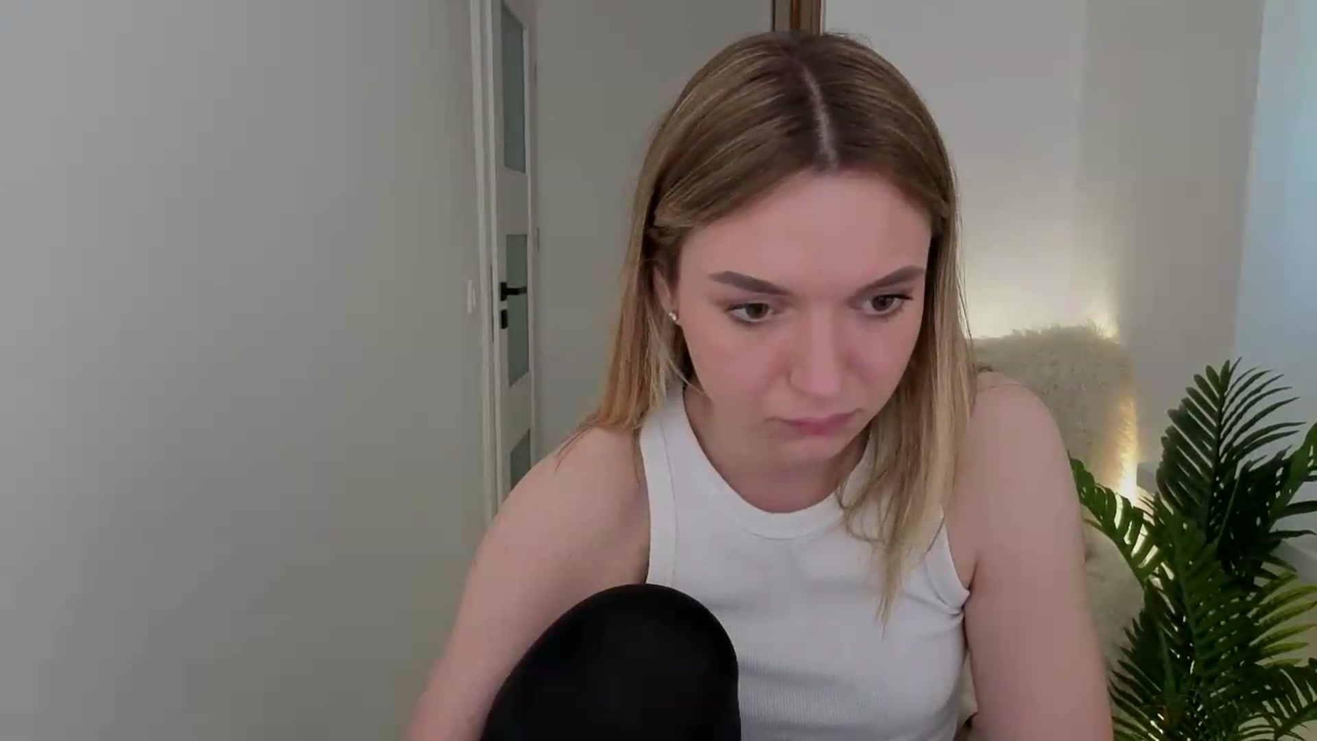 Gallery image thumbnail from AshleyMimi's myfreecams stream on, 05/14/2026, 18:38 image 6 of 20