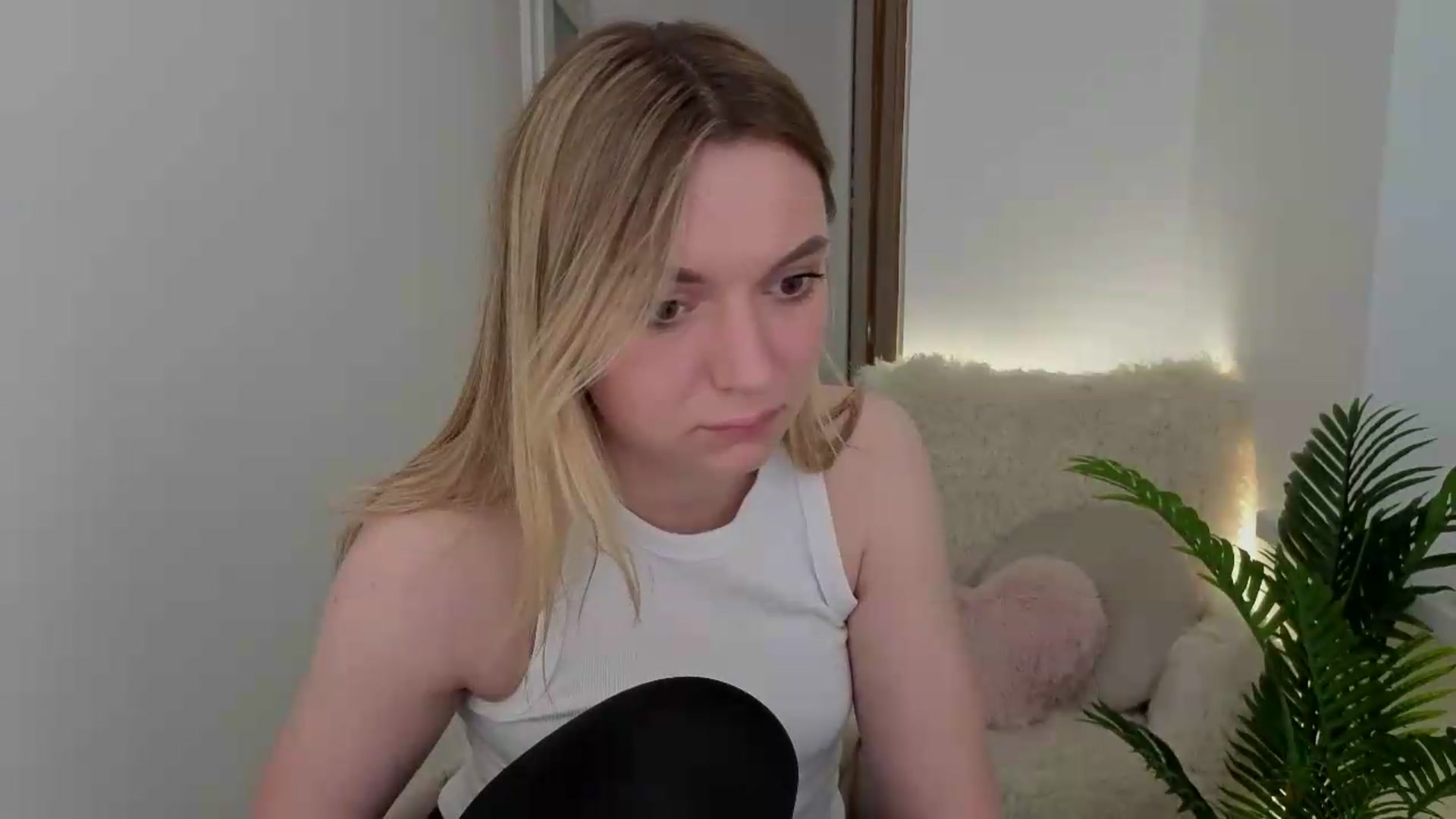 Gallery image thumbnail from AshleyMimi's myfreecams stream on, 05/14/2026, 18:38 image 17 of 20