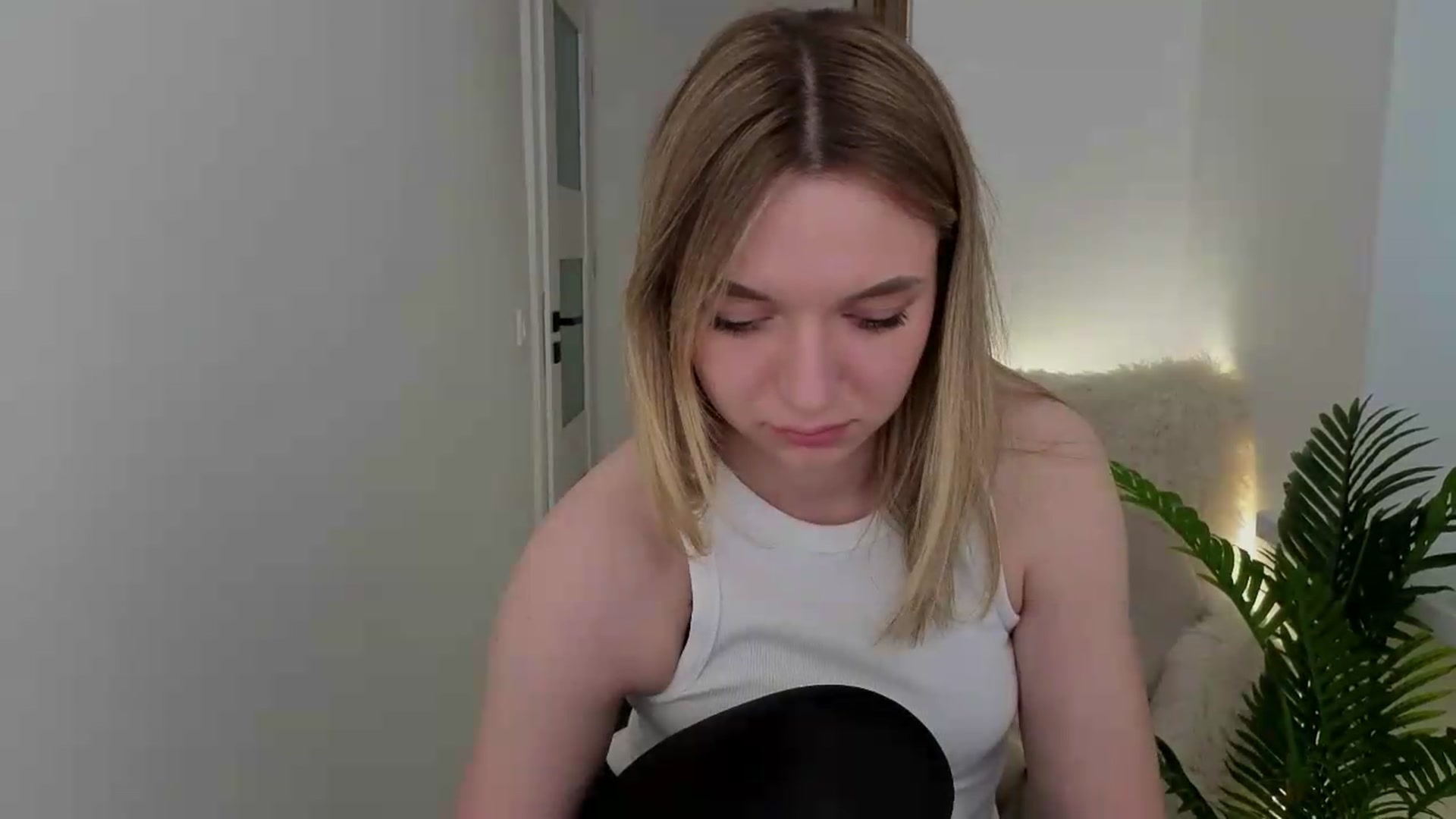 Gallery image thumbnail from AshleyMimi's myfreecams stream on, 05/14/2026, 18:38 image 13 of 20