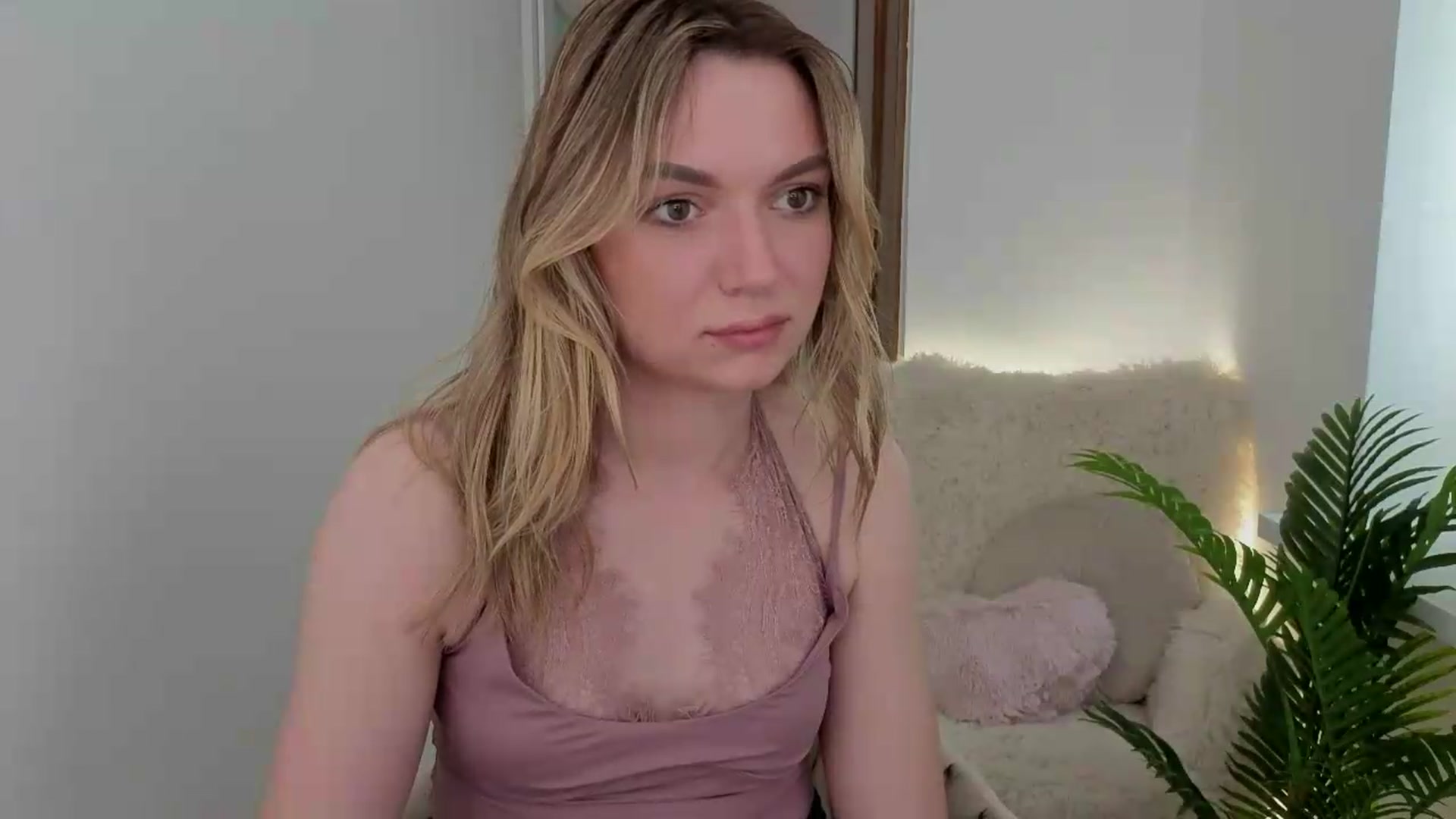 Gallery image thumbnail from AshleyMimi's myfreecams stream on, 05/16/2026, 13:33 image 12 of 20
