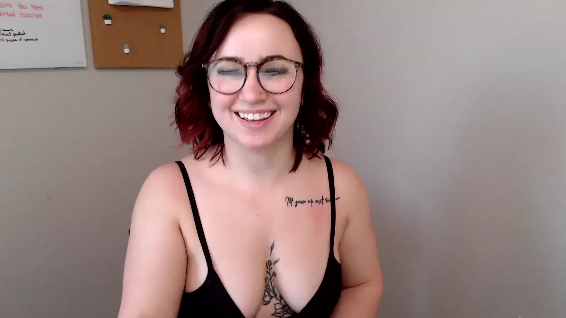 Gallery image thumbnail from Ashley_Clarke's myfreecams stream on, 12/25/2022, 24:00 image 18 of 20