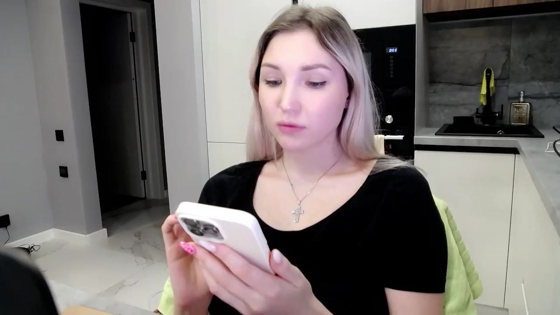 Gallery image thumbnail from Ashley_cutie_'s myfreecams stream on, 04/14/2024, 17:35 image 13 of 20